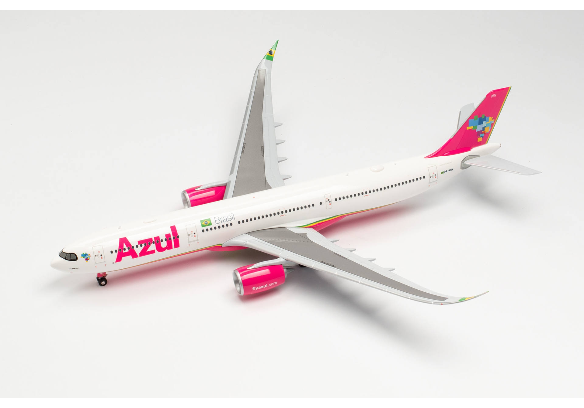 Herpa Wings 571869 Azul Airbus A330-900neo PR-ANV “La Belle Azul” model airplane 1:200