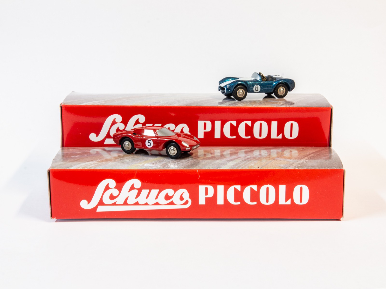 Schuco 450955200 Piccolo Mini Display II mit Ferrari 250 Le Mans #5 und AC Cobra #6 1:90