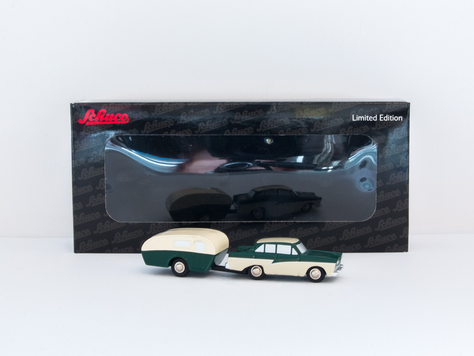 Schuco Piccolo 14140 Ford 17 M with caravan green / beige 1:90