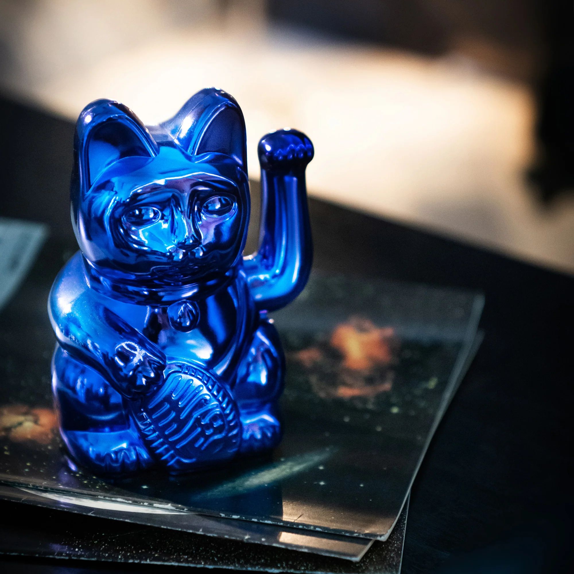 Winkekatze / Maneki Neko | Cosmic Edition - Earth Shiny Blue